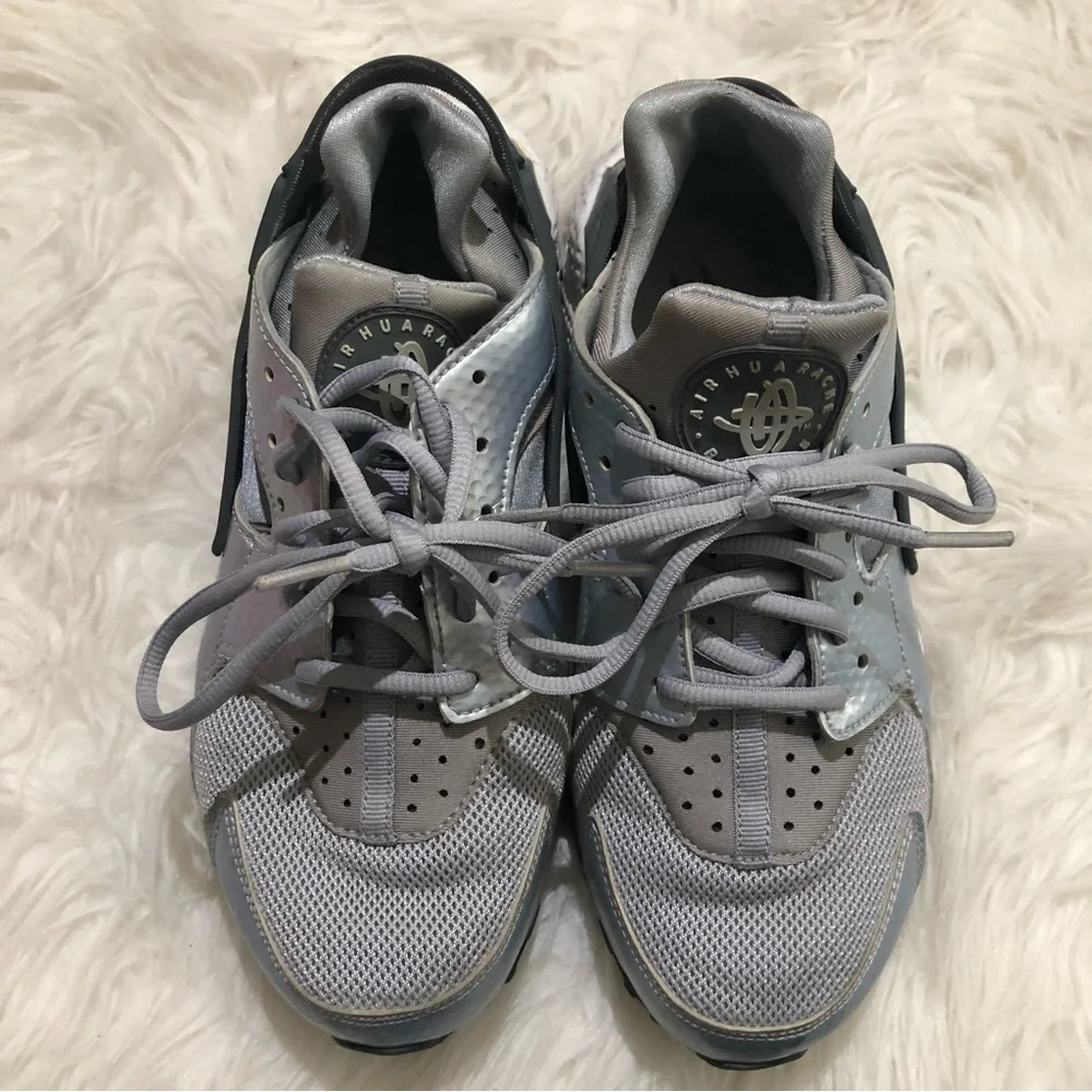 NIKE air huarache sneaker Grey and silver women’s 7.5 sneakers tennis shoes cute